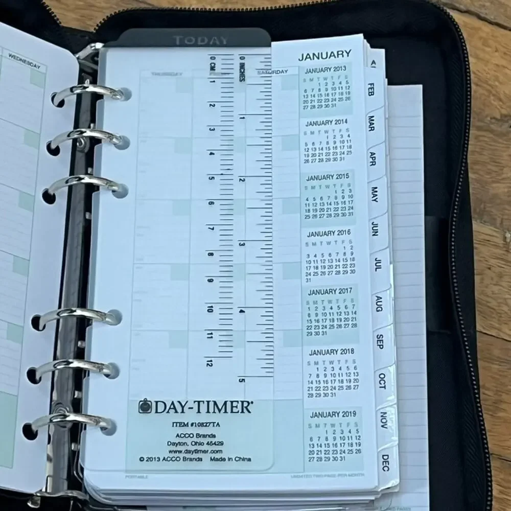 Day Timer Organizer Black Binder Zip-Around 8.5